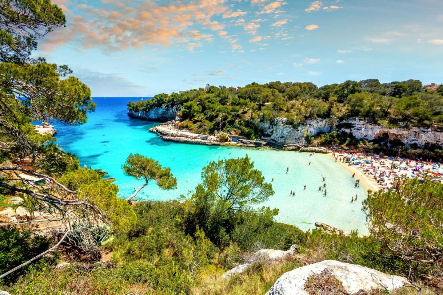 Confort și relaxare pe litoralul mediteraneean: De ce să optezi pentru un sejur complet în Spania