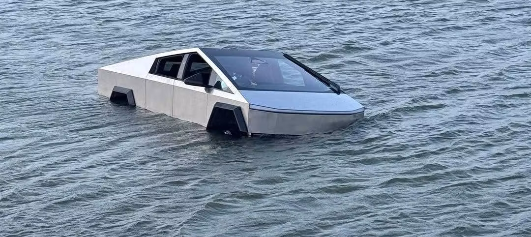 Experiment periculos: un șofer și-a băgat intenționat Tesla într-un lac pentru a testa dacă „plutește”