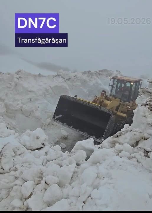 Imagini spectaculoase de pe Transfăgărășan: zăpada depășește cinci metri. Drumarii acționează FOTO&VIDEO