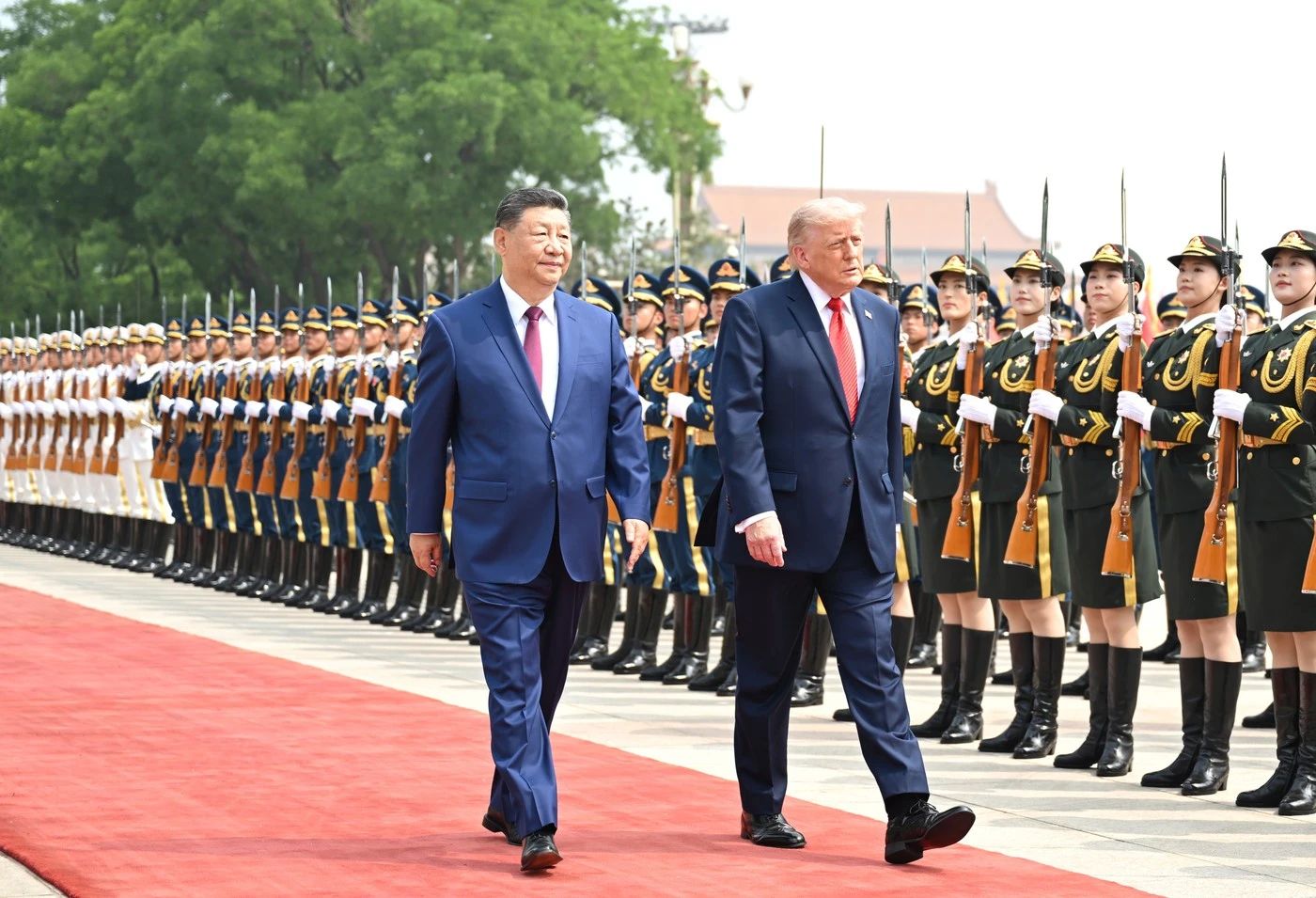Spectacol diplomatic uriaș la Beijing. Trump, primit cu gardă de onoare, covor roșu și vizită simbolică la Templul Cerului