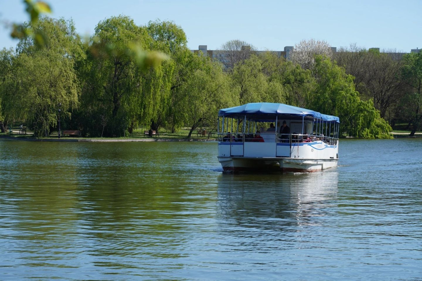 Vaporașul „Alexandru Ioan Cuza" revine pe lacul IOR cu plimbări gratuite până în august