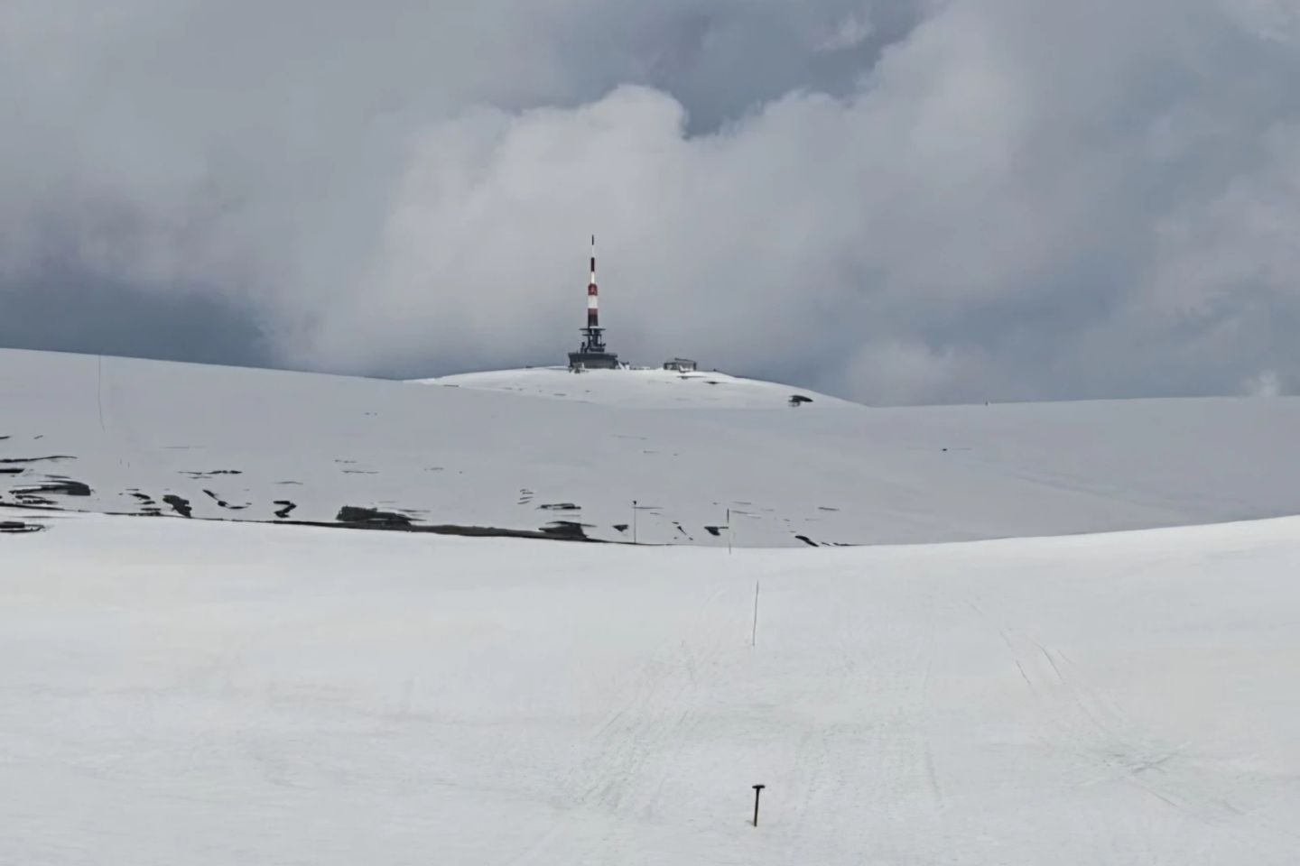 Traseele montane de altitudine din Masivul Bucegi rămân închise. Stratul de zăpadă pe Vârful Omu depășește 1,5 metri 