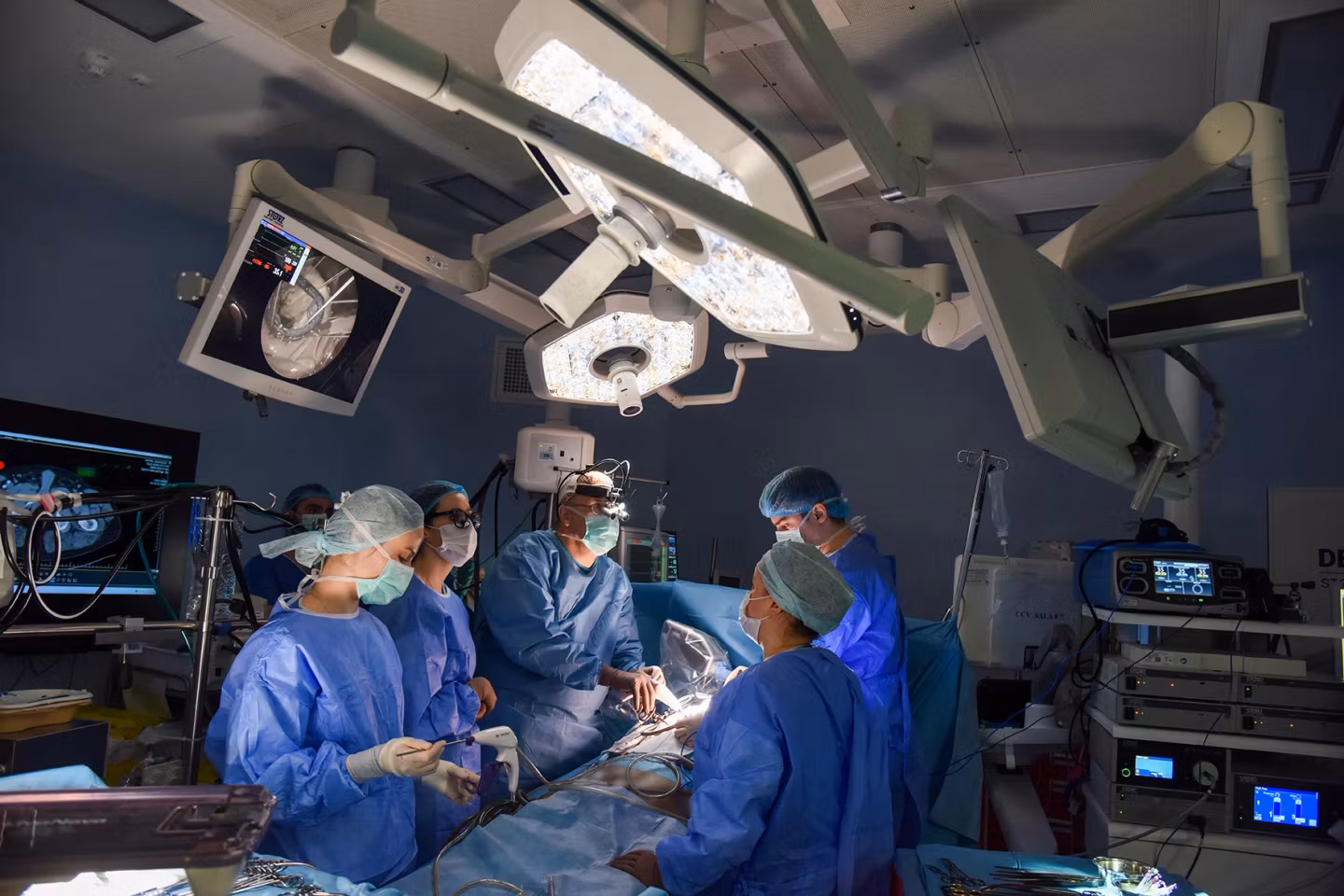 Cum a fost tratată minim invaziv o femeie cu o afecțiune cardiacă complexă