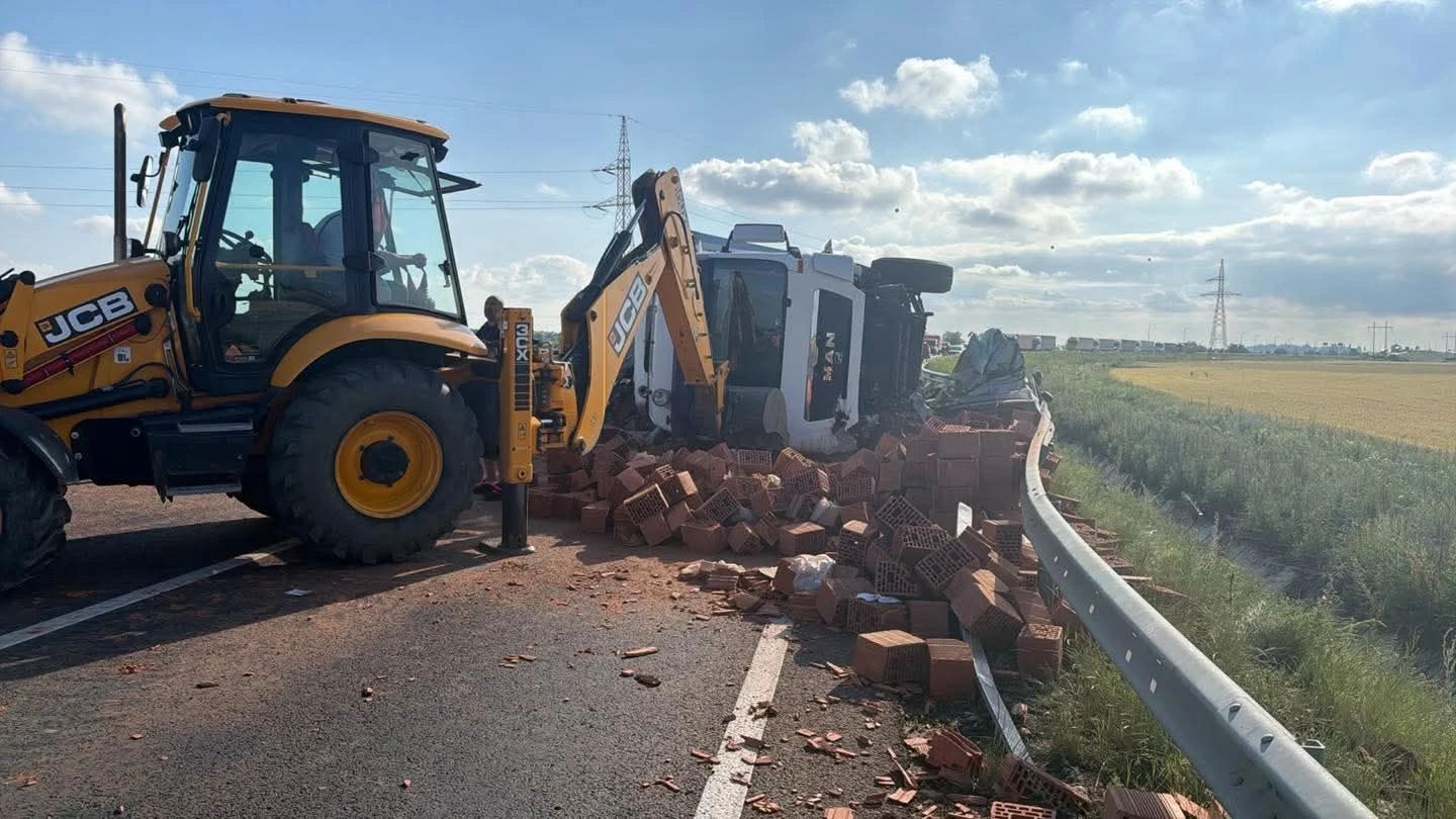 TIR cu cărămizi răsturnat peste o mașină, pe centura Timișoarei: un bărbat a murit, o femeie este în stare gravă - VIDEO