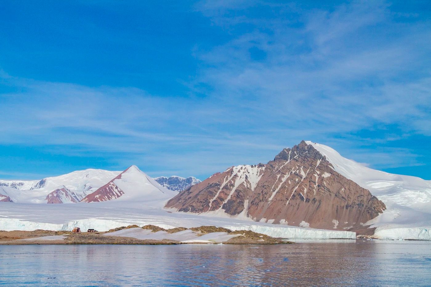 Bulgarii își fac un orășel în Antarctica. Pentru început, au adus câteva containere