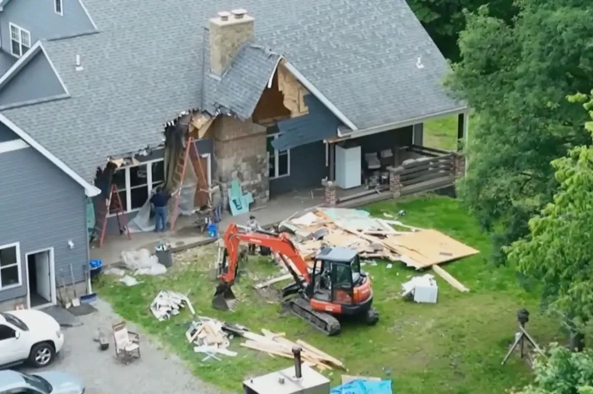 Un bărbat și-a demolat casa cu excavatorul după ce soția a cerut divorțul. Familia se afla în interior în timpul scenei șocante