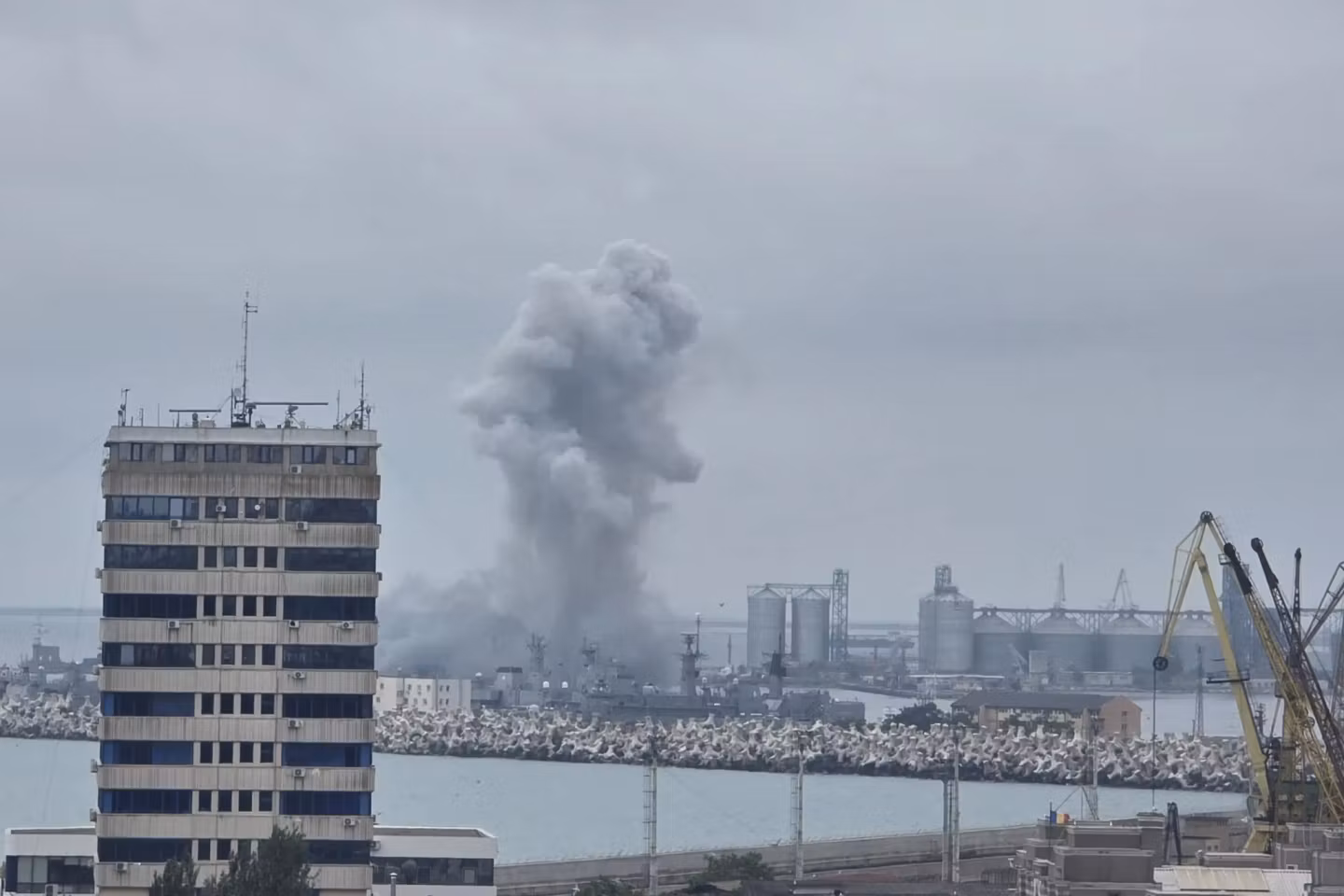 Drona explodată în Portul Constanța. Autoritățile au anunțat ridicarea măsurilor de evacuare masivă de pe plajele mai multor stațiuni și din Deltă – FOTO/VIDEO
