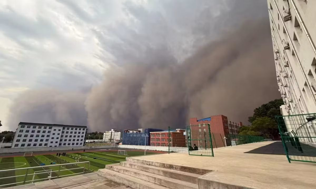 Imagini TERIFIANTE din China. Oraș înghițit de praf, după ce este lovit de o uriașă furtună de nisip - VIDEO