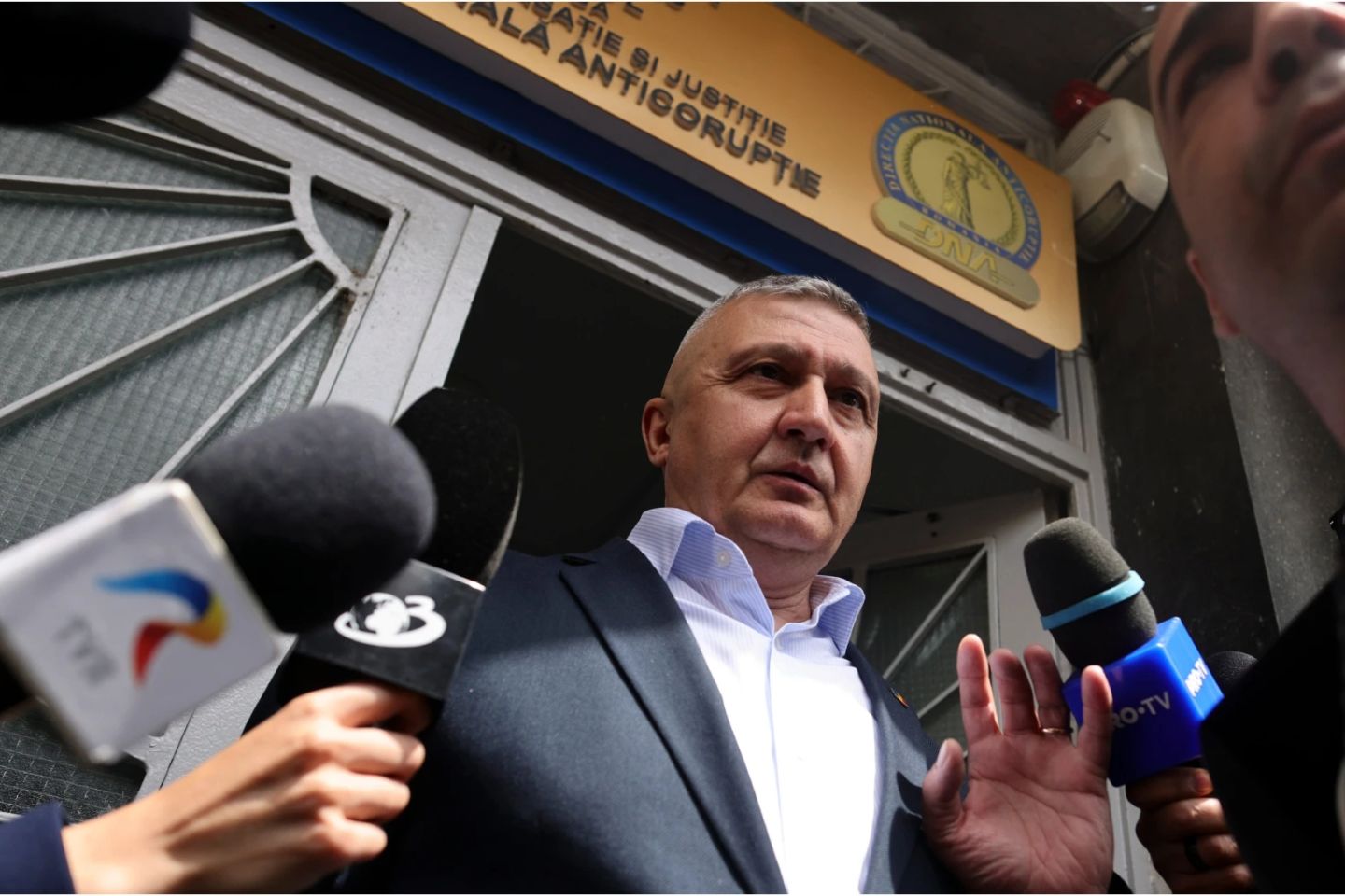 Armata infirmă că generalil Gheorghiță Vlad și Iulian Berdilă ar fi cerut pensionarea, așa cum s‑a vehiculat pe surse. Cei 2 sunt vizați într‑un dosar DNA