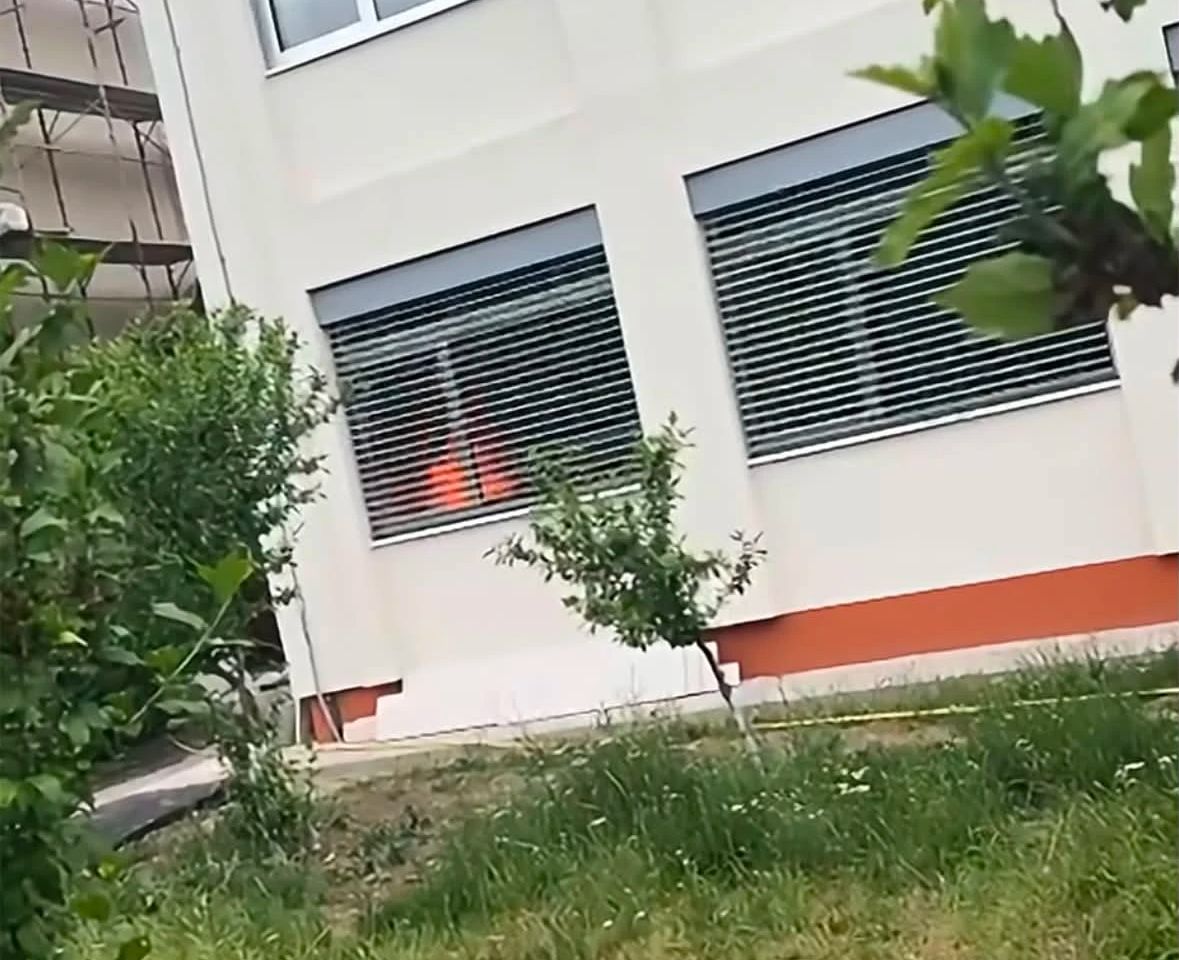  Incendiu la o școală gimnazială. Pompierii au intervenit urgent