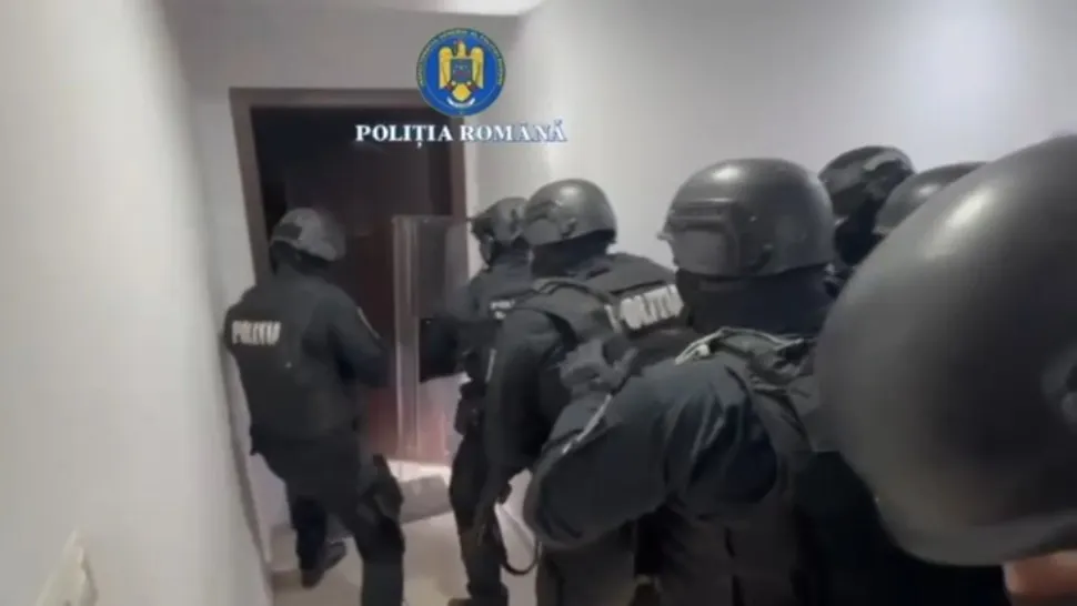 Alertă în Capitală: Bărbat înarmat cu un cuțit, imobilizat de polițiști într-o stație de autobuz din Sectorul 4