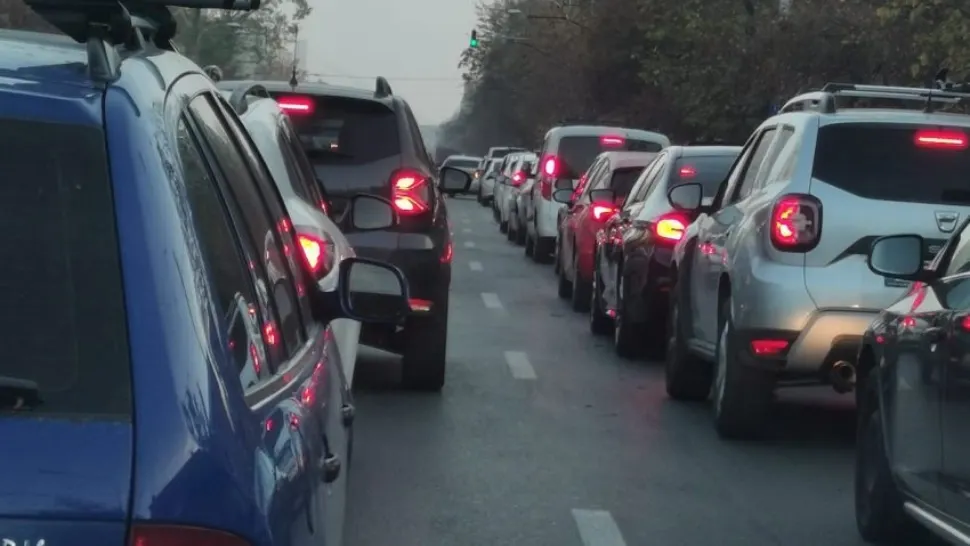 Trafic infernal pe DN1, A2 și Valea Oltului: Se circulă în coloană pe kilometri întregi