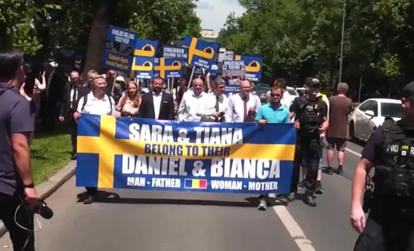 Mii de români protestează în stradă pentru reîntregirea familiei Samson: cer readucerea în țară a Sarei și Tianei