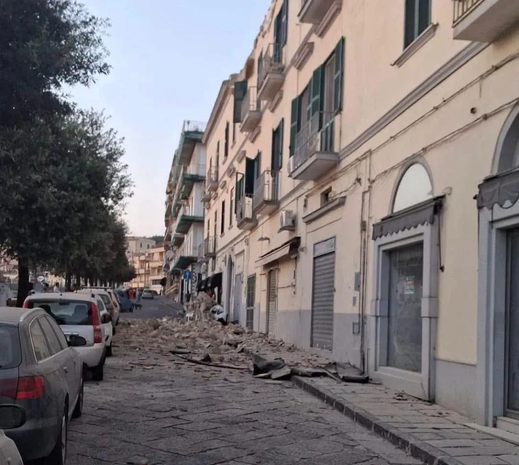 Cutremur de 4,7 grade lângă Napoli: pene de curent și transport feroviar suspendat