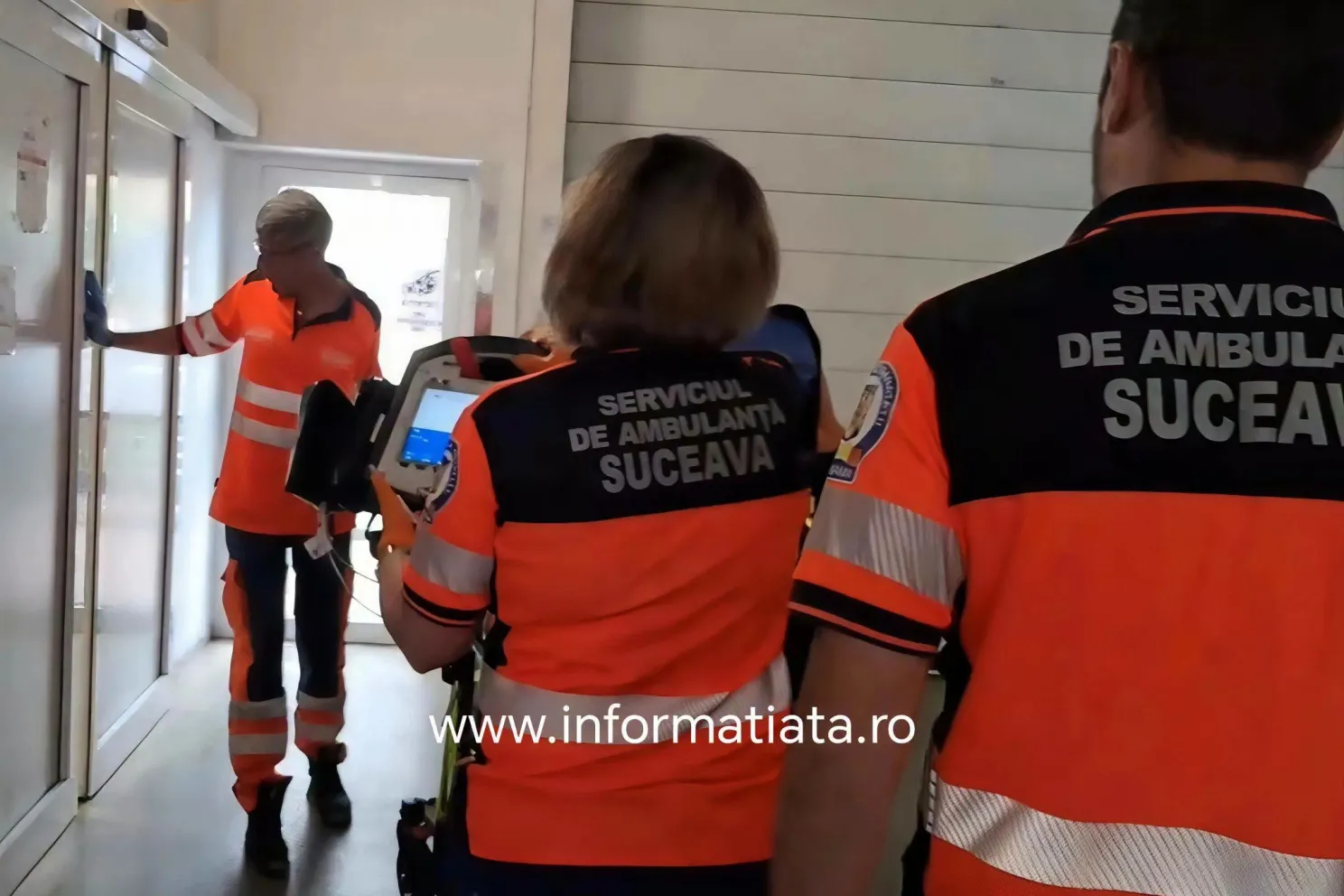 Adolescentă de 17 ani din Suceava, transportată la spital după ce s-a aruncat pe geam. Fata fusese luată de părinți de la o petrecere cu alcool