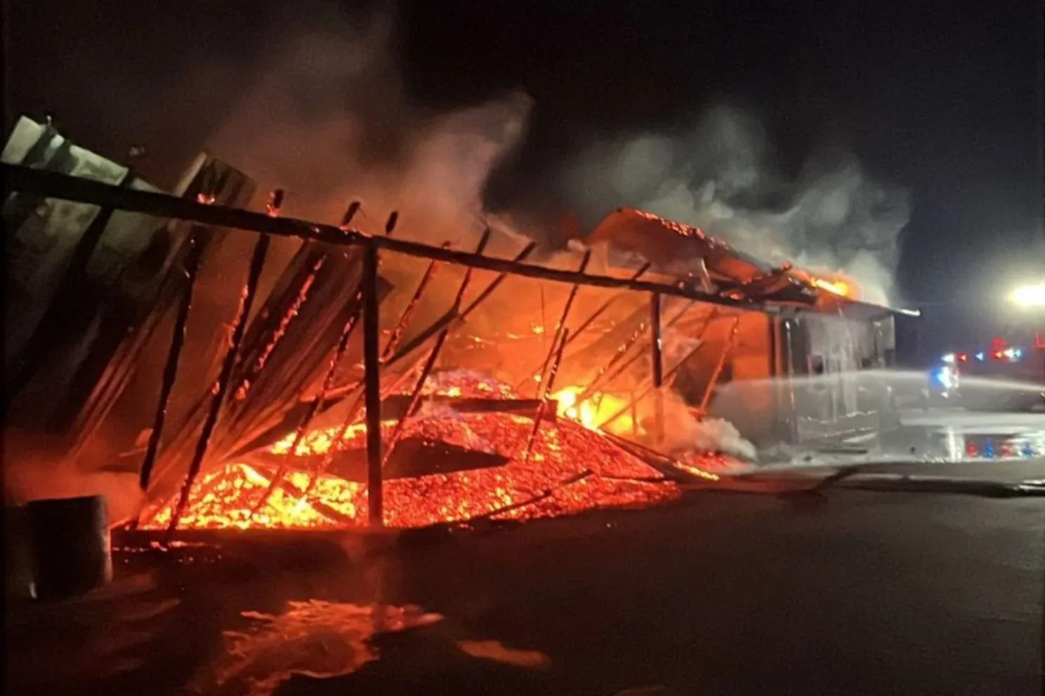 Incendiu puternic la un depozit de cărbuni din Mureș. O hală industrială și o casă au fost mistuite de flăcări 