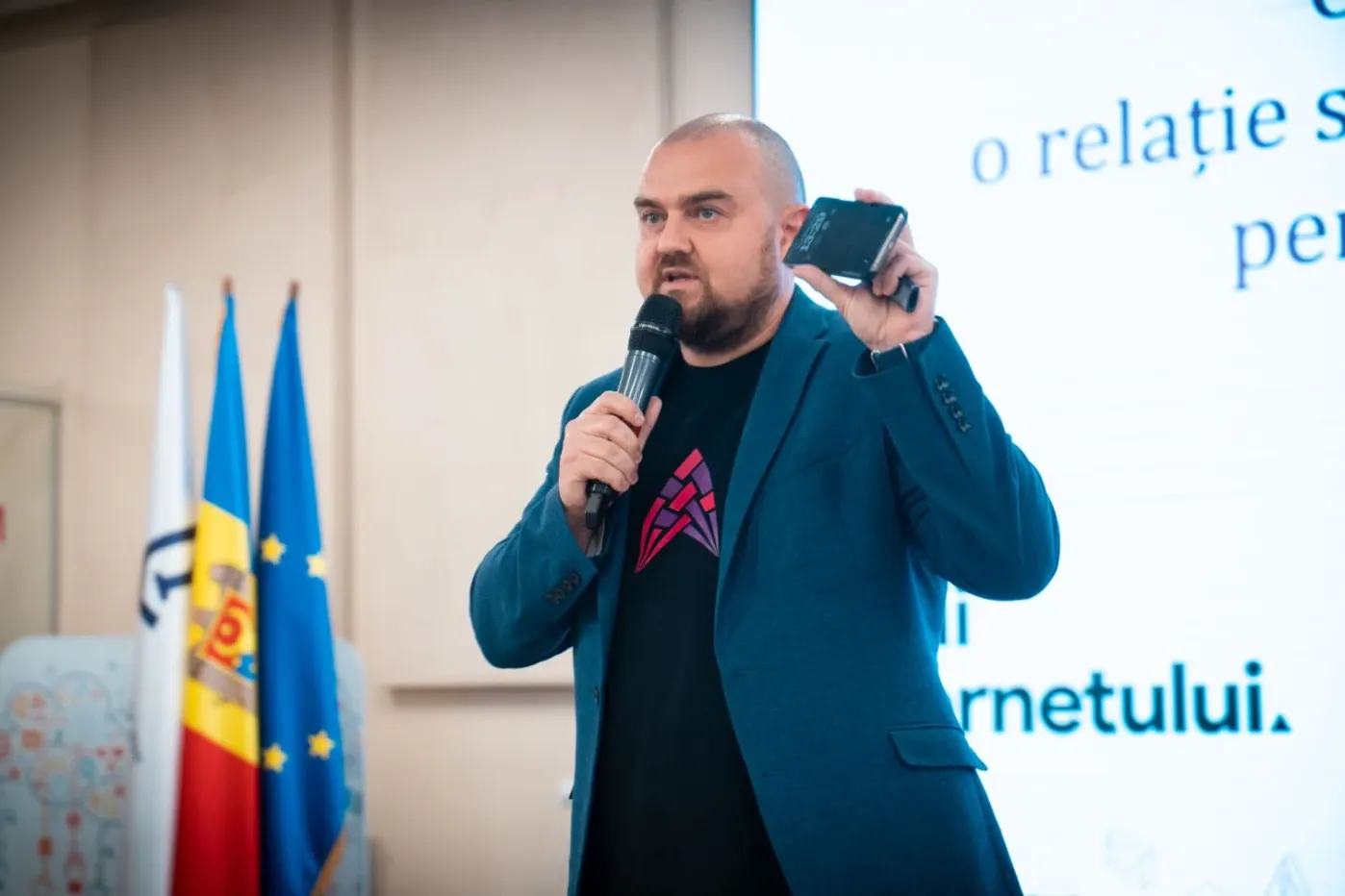 Siguranța copiilor online începe cu o conversație: trei întrebări pentru părinți