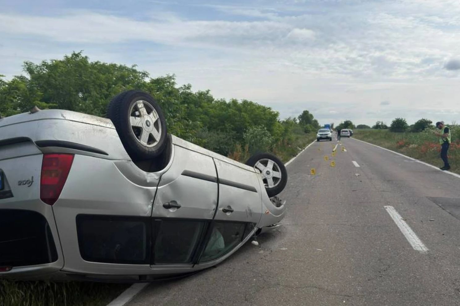 Accident grav între o maşină şi o căruţă, în Timiş. Două femei și un bărbat au fost răniți, iar calul a murit 