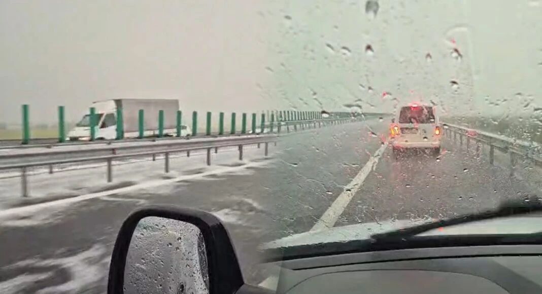 Furtuni violente lovesc România: Cod portocaliu de averse, grindină pe autostrada Buzău – Ploiești  |VIDEO