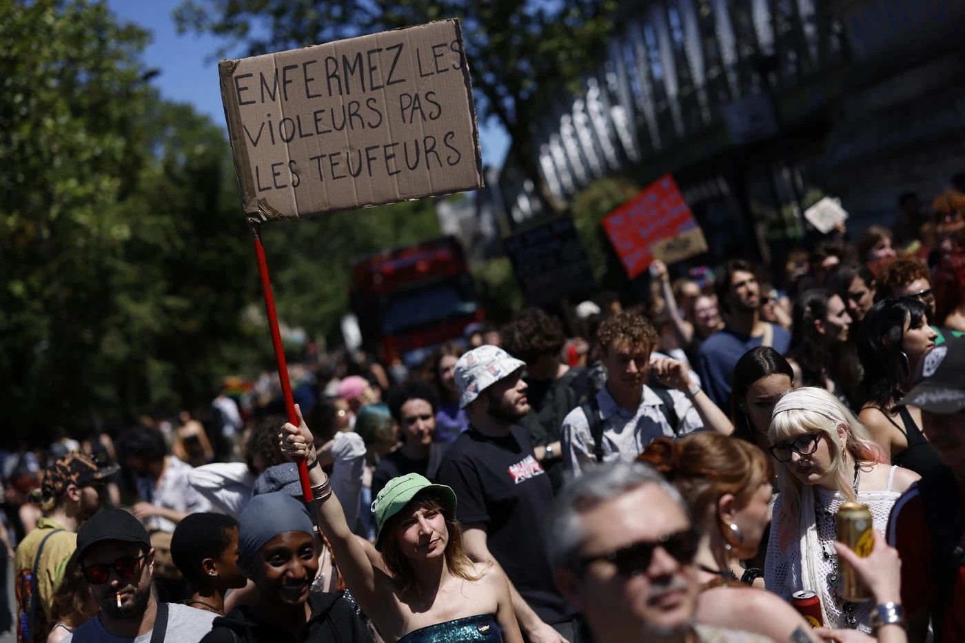 Mii de protestatari pe străzile Franței. Mobilizare masivă împotriva noii legi care interzice distracția