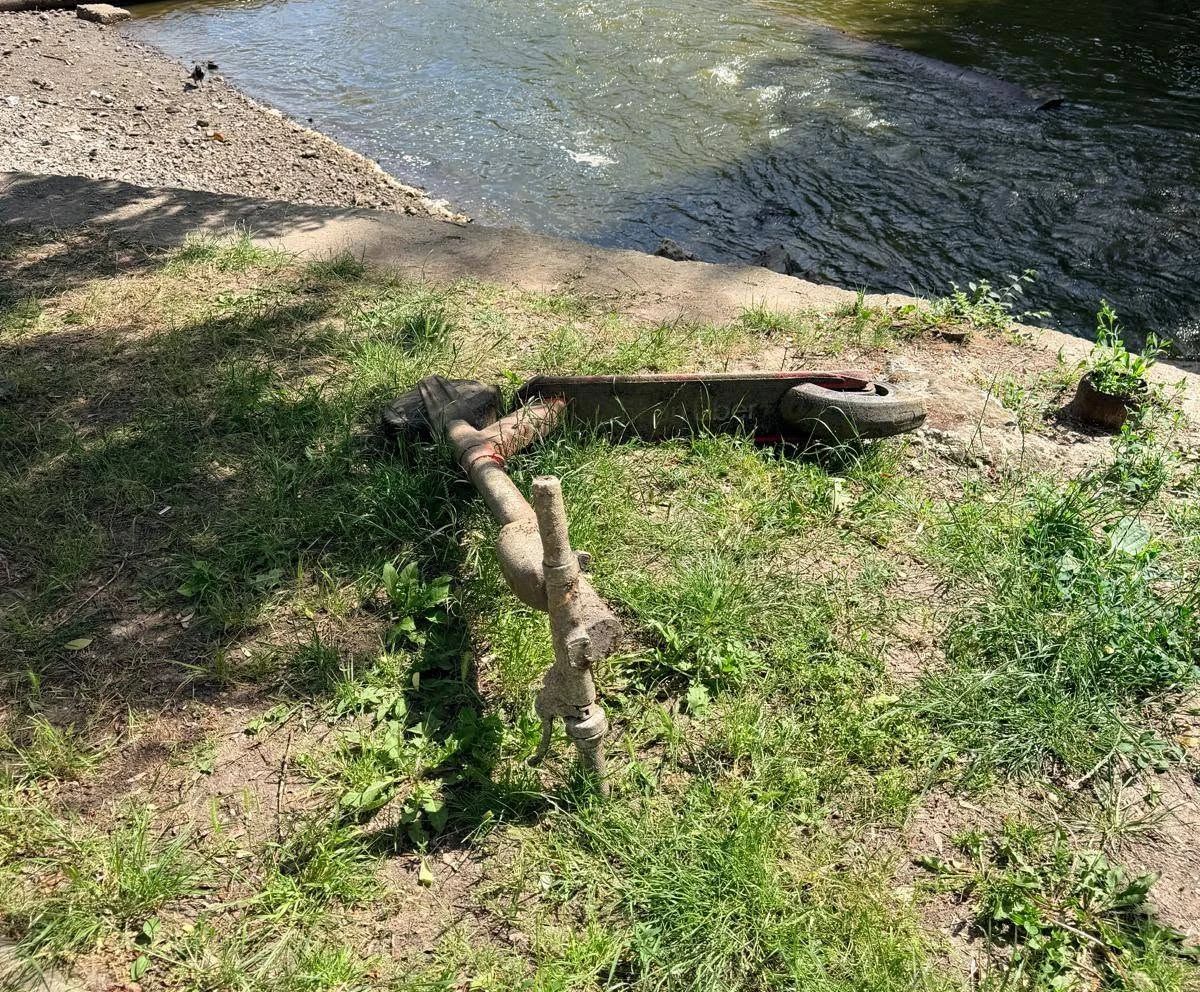 Marea curățenie din Herăstrău. Biciclete, scaune și trotinete, scoase la lumină de pe fundul lacului