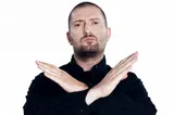 Cheloo, bătaie cu poliția în curtea spitalului. Artistul a fost internat la Psihiatrie