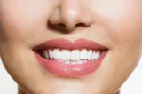 De ce sângerează gingiile dimineața? Ce spune acest simptom despre sănătatea ta generală