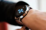 Telefonul-ceas de mână, ultima invenție în lumea gadgeturilor