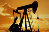 Petrolul a ajuns la cel mai mic preț din ultimele trei luni, dar energia nu se va ieftini imediat în Europa. Care este motivul