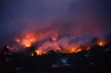Incendiul devastator din insula Paros ar fi pornit de la groapa de gunoi! Primarul și alți trei responsabili, arestați