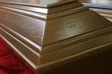 Psihologia din spatele unui trend bizar: Ce caută, de fapt, clienții care acceptă să fie închiși în sicrie sigilate