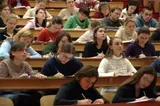 10 candidați pe un loc la cea mai căutată facultate din România. Mii de tineri se înghesuie la admitere