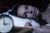 Te trezești noaptea și rămâi treaz 30 de minute? Descoperă cele 3 obiceiuri de seară care îți fragmentează somnul și cum le poți corecta rapid