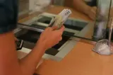 Scenă șocantă în sediul unei bănci din Slatina. Un client și-a dat foc în fața clienților panicați