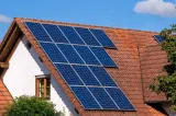 Românii cu panouri fotovoltaice vor putea împărți curentul electric cu vecinii. ANRE a aprobat înființarea comunităților de energie