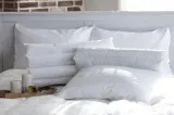 La cât timp trebuie spălate pernele pe care dormi. Motivul pentru care schimbarea feței de pernă nu este suficientă