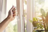 Cum să reduci temperatura din casă cu până la 4°C fără aer condiționat. Trucul simplu de la fereastră