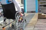 REVOLTĂTOR. Un elev în scaun rulant nu a putut intra la examenul de Bacalaureat din cauza rampei