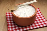 Iaurt grecesc făcut acasă, din doar două ingrediente. Rețeta simplă pentru o textură densă și cremoasă