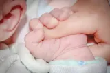 Franța introduce un nou concediu plătit pentru părinți după nașterea sau adopția unui copil. Măsura vizează stimularea natalității