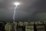 Vreme schimbătoare în București. Averse și descărcări electrice, apoi temperaturi de 32 de grade