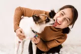 Iubire, atenție sau instinct? De ce are câinele tău obiceiul să te lingă pe față și pe mâini