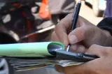 Incredibil: Cum a ajuns o șoferiță să primească 120 de amenzi din cauza unui număr-clonă la mașină. Poștașul îi aducea și 12 plicuri pe zi