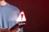 Avertisment de la Poliția Română. Noua înșelătorie care te lasă fără bani începe cu un simplu SMS