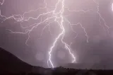 Alertă de la ANM. Avertizări nowcasting de vreme rea în mai multe localități: averse torențiale, vijelii și descărcări electrice