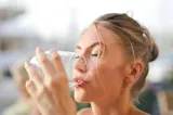 Câtă apă trebuie să bei, de fapt, pe caniculă. Cantitățile recomandate pentru copii și adulți