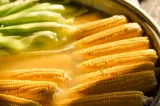 Secretul bucătarilor pentru porumb dulce copt perfect: trucul cu folie de aluminiu care schimbă complet gustul
