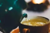 Ceaiul rece fără zahăr, alternativa sănătoasă la sucuri și băuturi energizante. Cum îl prepari pentru hidratare și energie naturală
