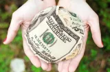Cum s-au evaporat 11 milioane de dolari de la Netflix: Bugetul unui serial SF, tocat de un regizor pe criptomonede și viață de lux