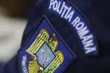 Femeie păcălită prin metoda „falsului polițist”, după ce i s-a spus că are un credit fraudulos. Un tânăr a fost prins când ridica banii